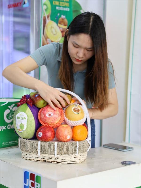 Cách bày giỏ hoa quả đẹp